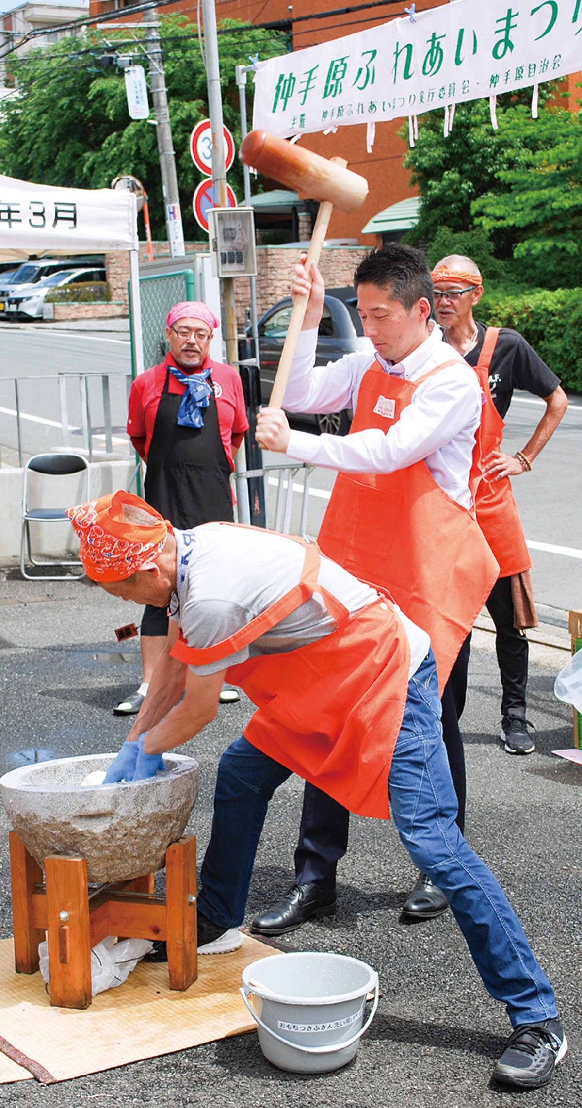 力強く餅つきを行う地域住民ら