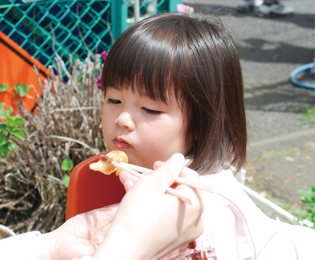 つきたての餅を食べる子ども