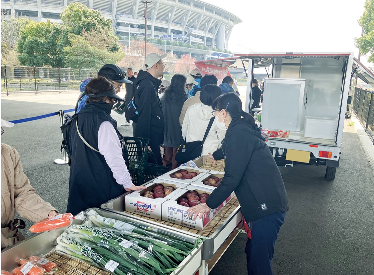 地元野菜を購入しに並ぶ来場者=前回開催時・提供写真