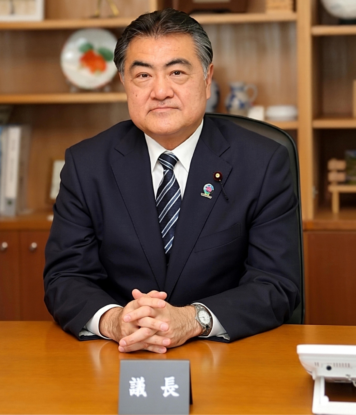 議長室で本紙の取材に応じる渡邊議長