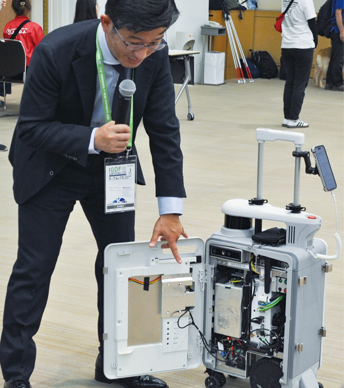 AIスーツケースの仕組みを説明する日本科学未来館の高木啓伸副館長