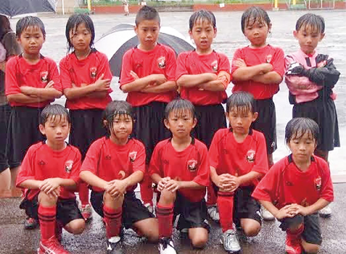 小学生時代の鈴木選手(後列左から3人目・同)