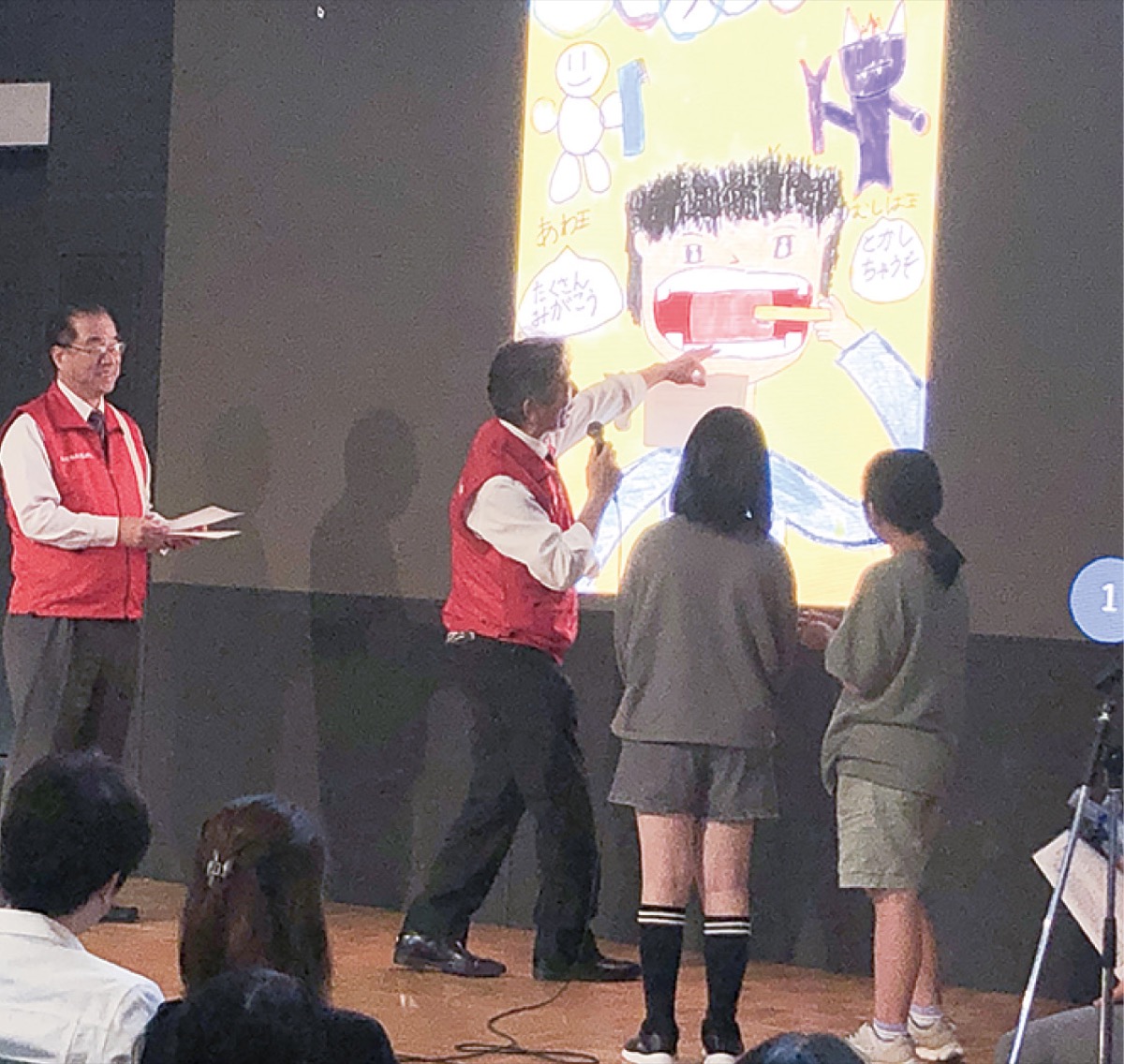 制作したポスターを発表する児童ら