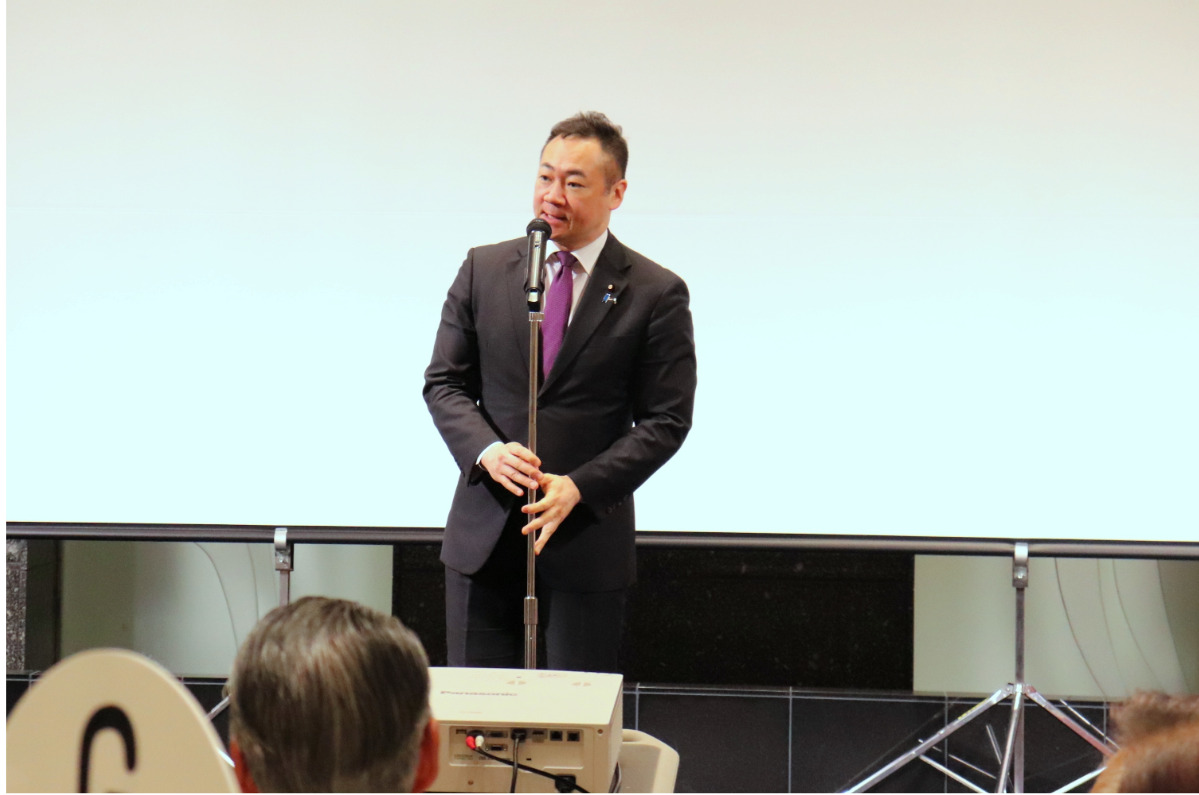 祝いの言葉を述べる鈴木馨祐衆議院議員