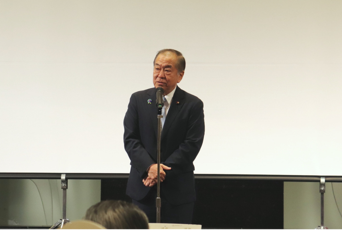 思い出を振り返る佐藤祐文市会議員