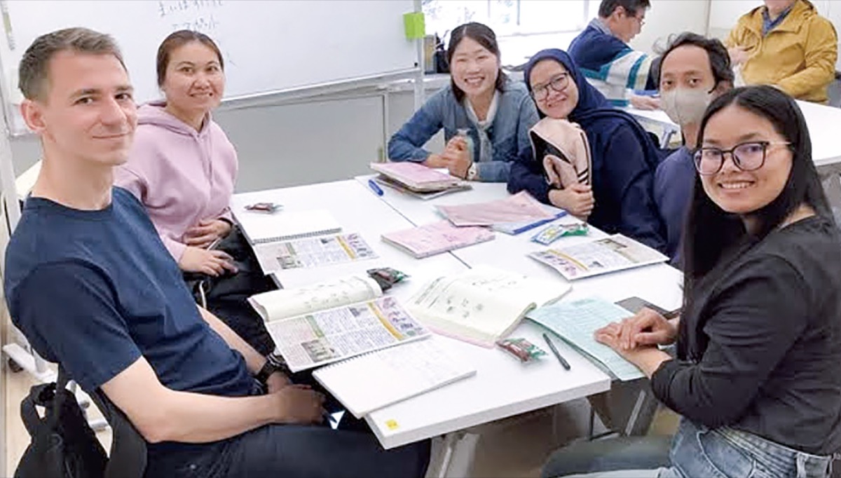 日本語学習をするラウンジ利用者ら=同