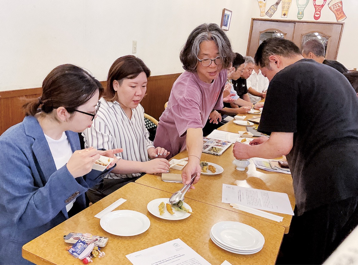 ホンモロコのフリットを試食する関係者ら