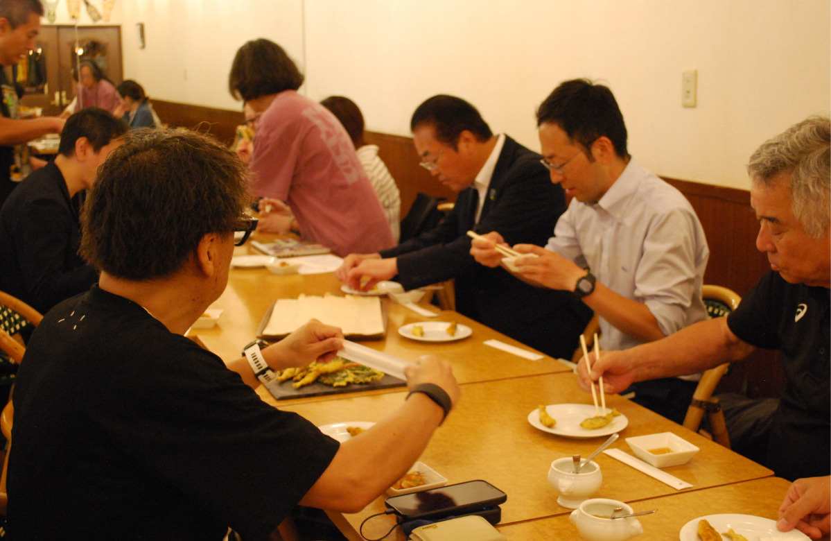 ホンモロコのフリットを試食する関係者ら