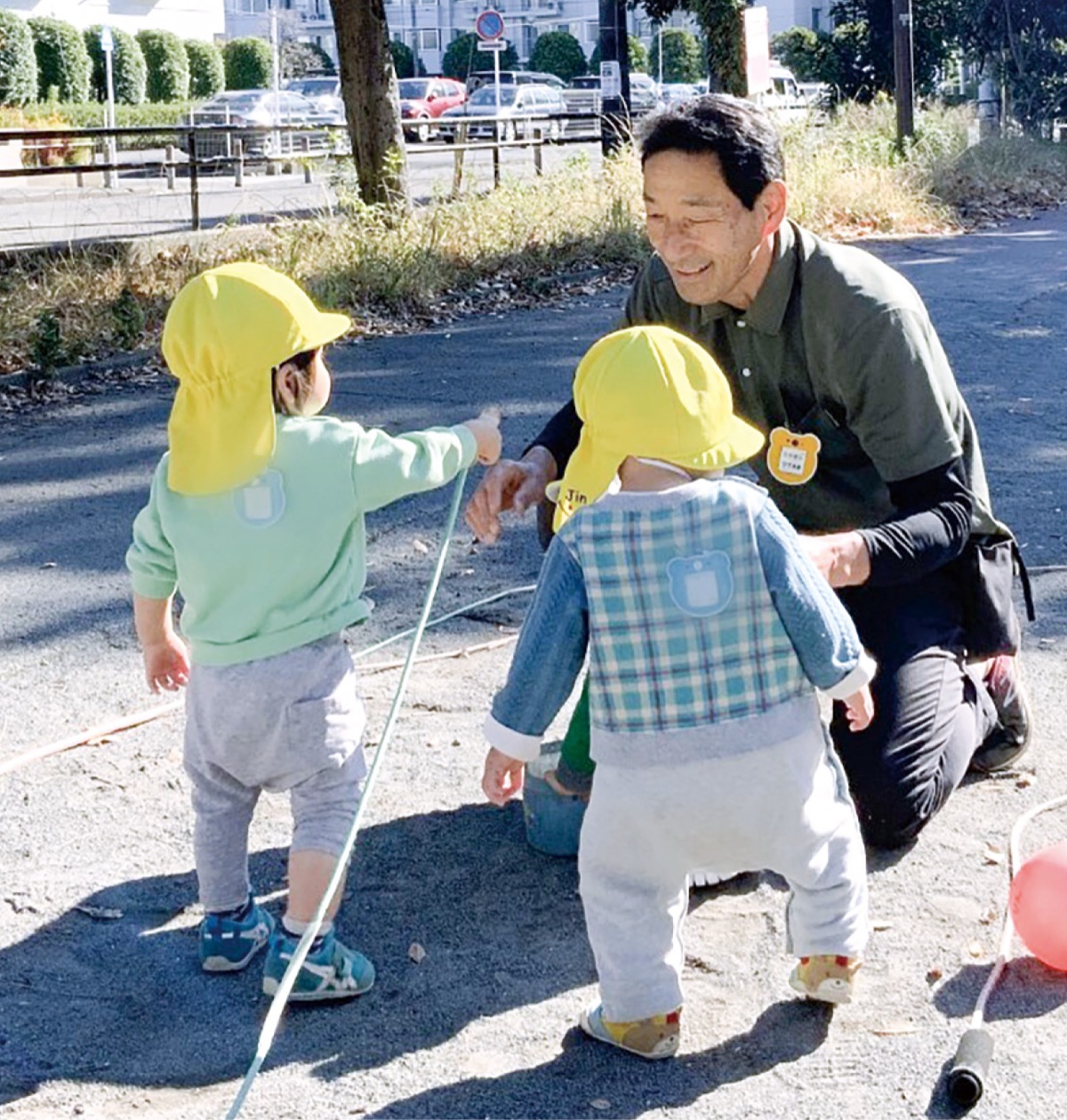 園児と触れ合う高沢さん(同)