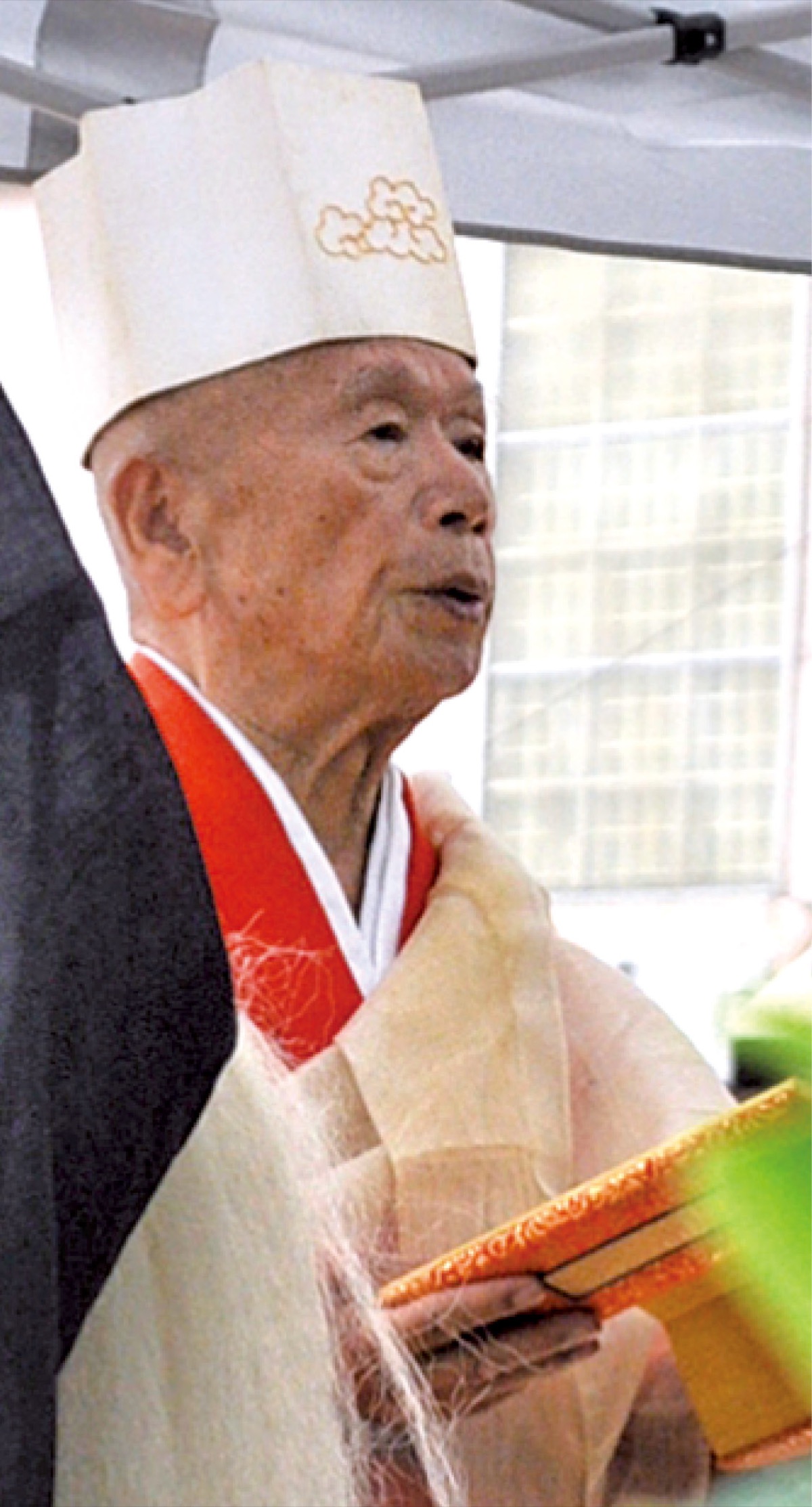 経を唱える内野住職