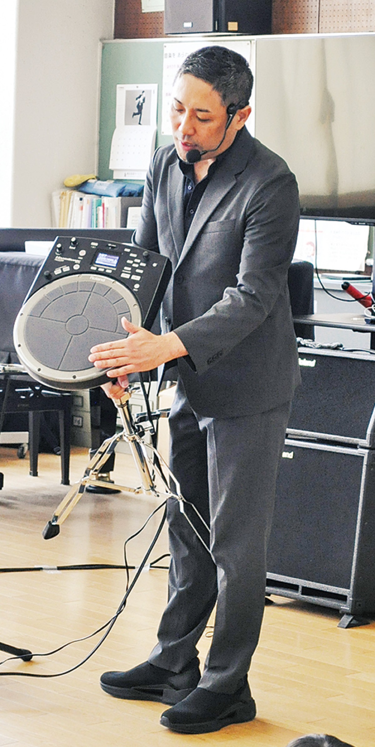 楽器の説明をするMASAKingさん