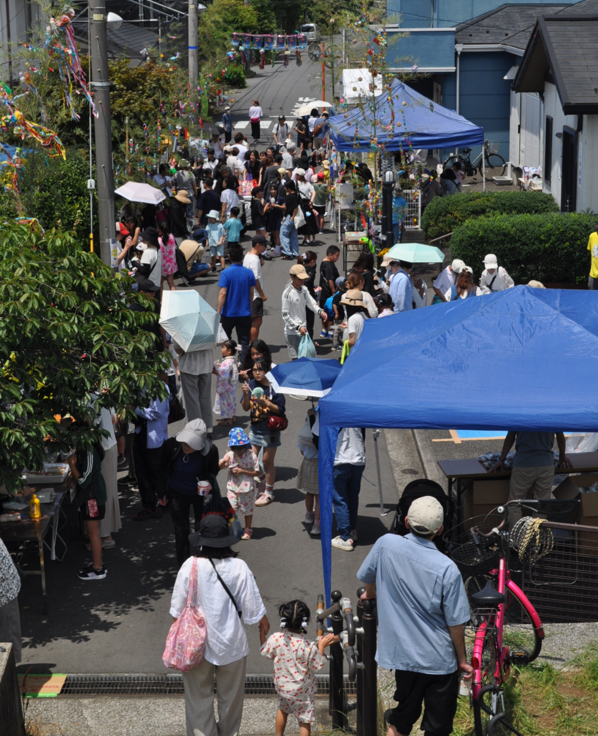 来場者でにぎわう会館通り