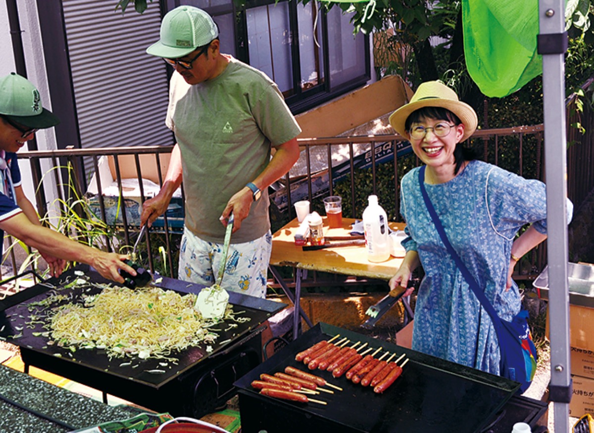 露店用の飲食物を準備する地域住民