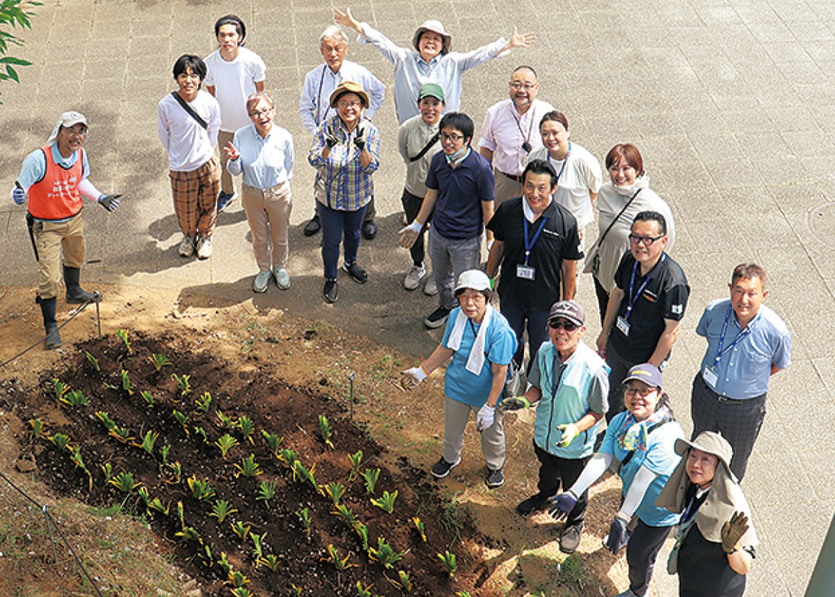 植栽を終えた参加者ら
