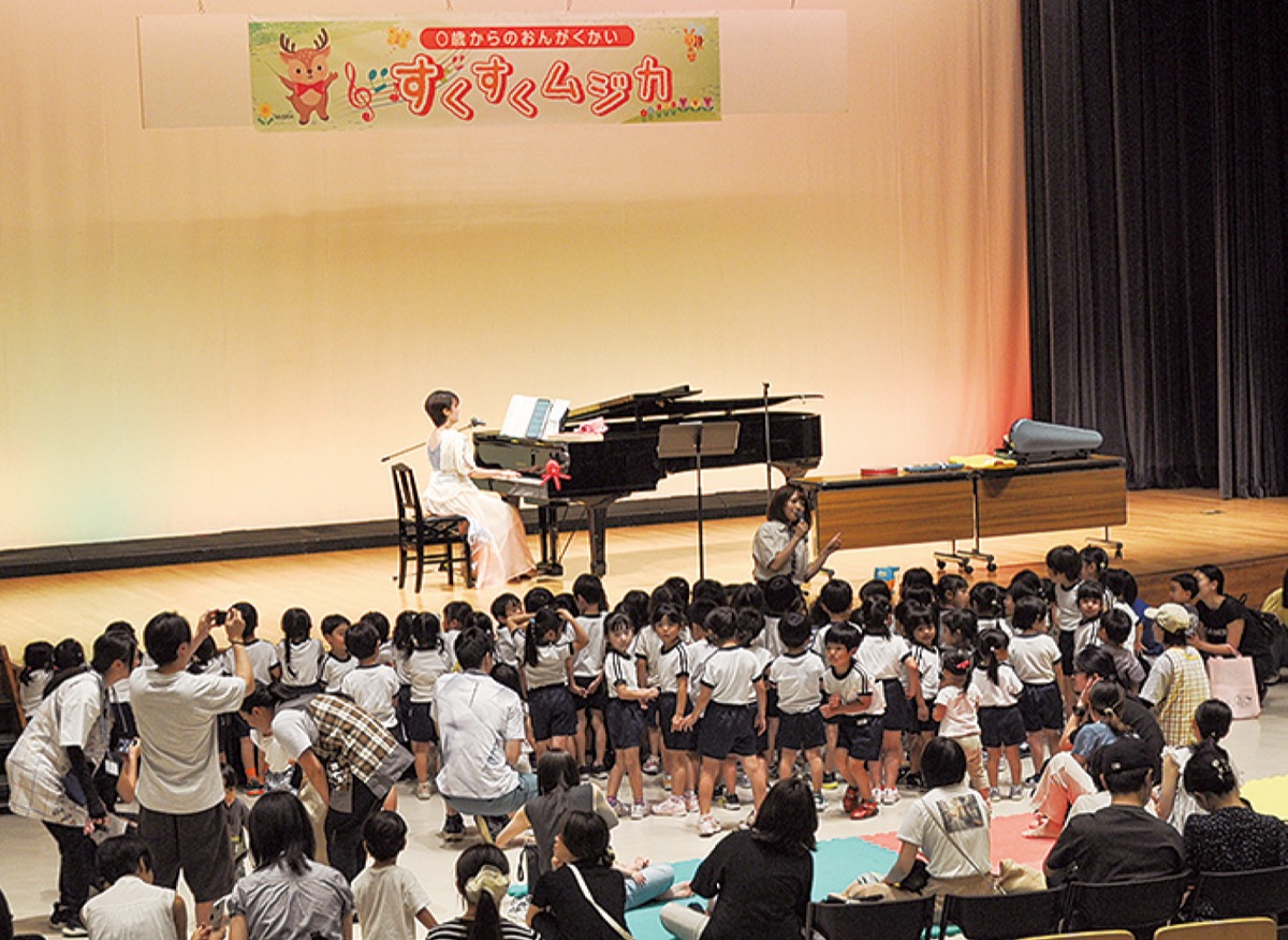 ステージ近くで盛り上がる子どもたち