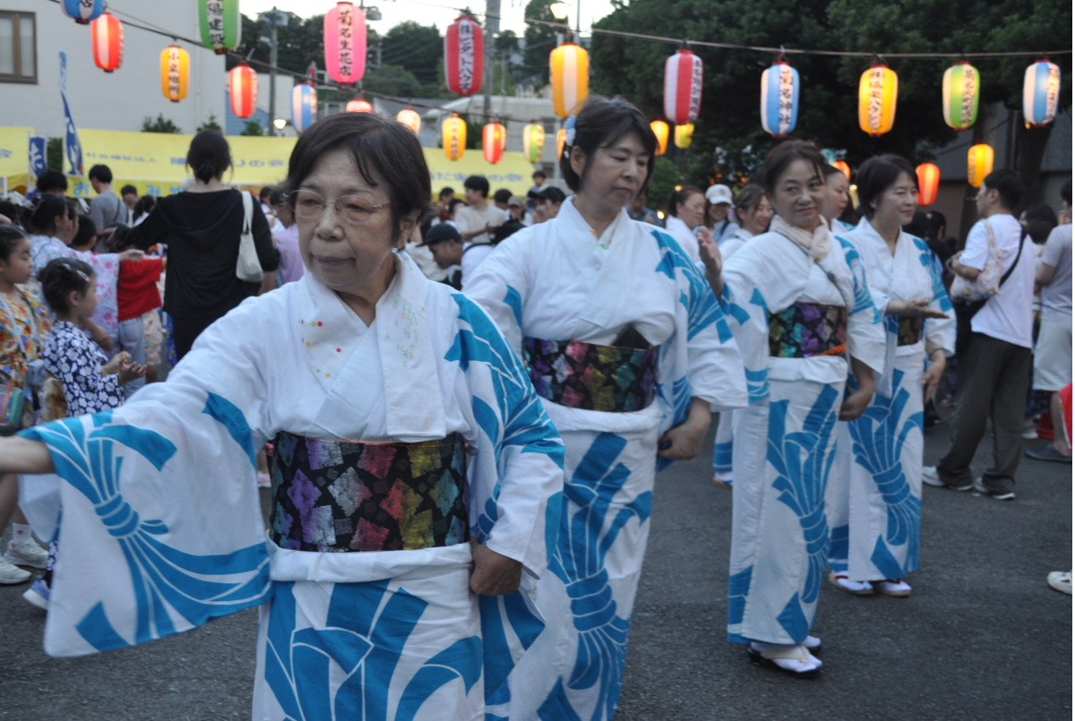 浴衣姿で踊る参加者ら