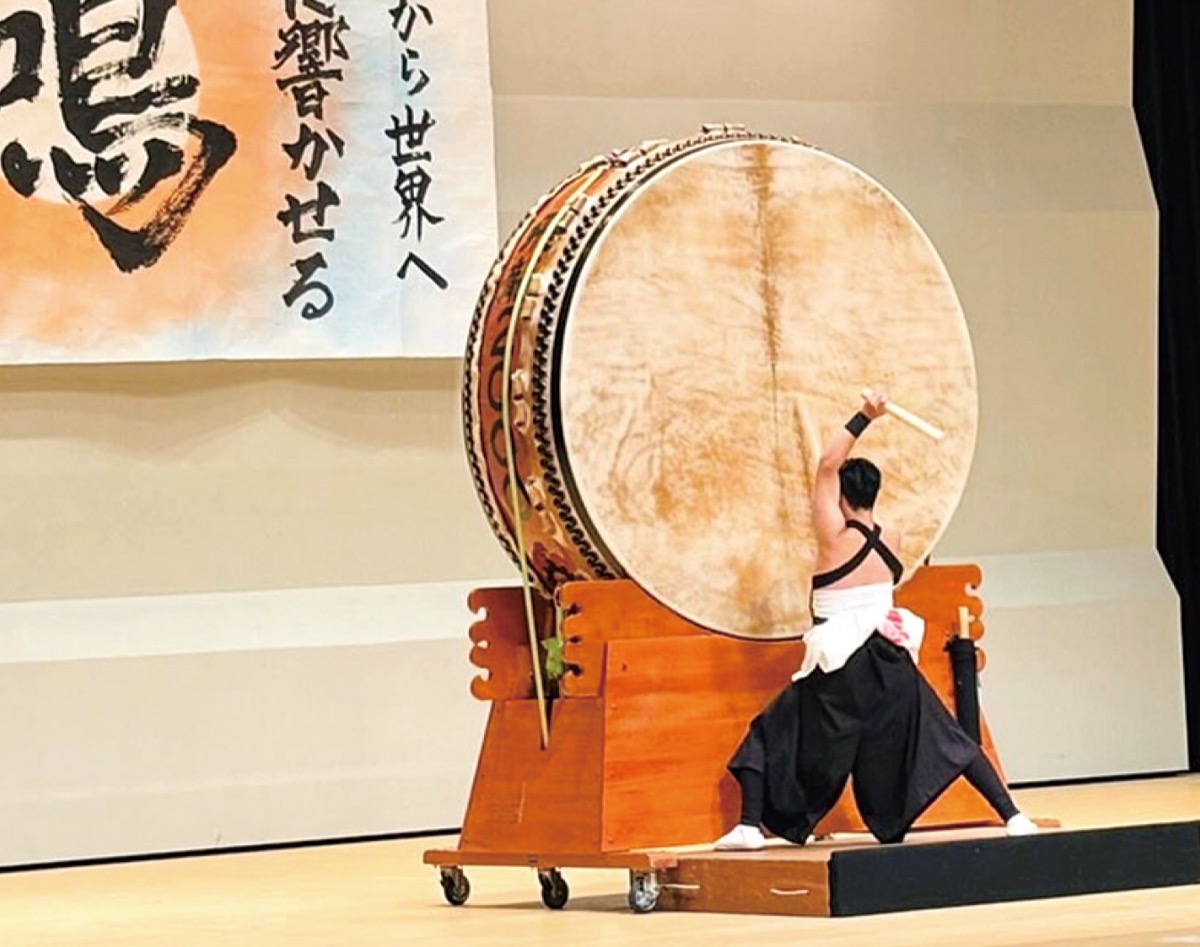 6尺大太鼓を叩く紺谷さん=母・智子さん提供