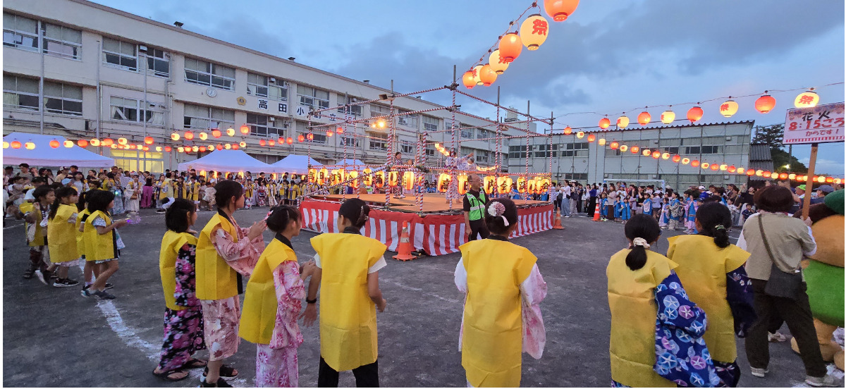 輪になって踊る子どもたち