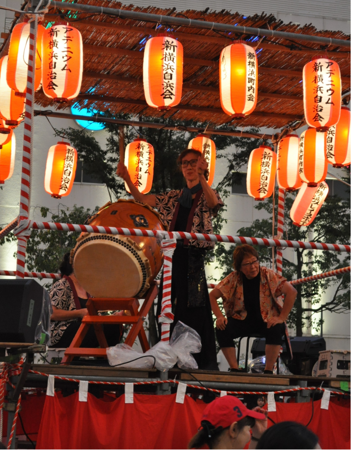 やぐら上から響き渡る太鼓演奏