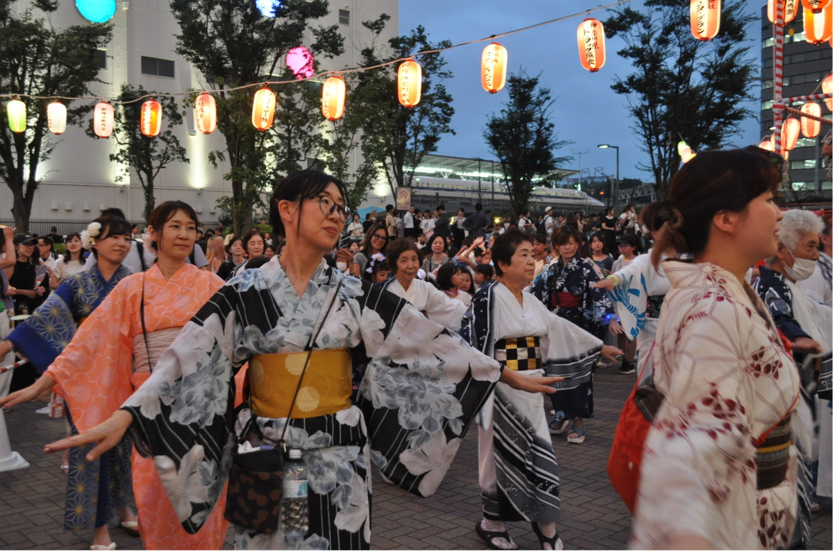 浴衣を着て踊る来場者ら