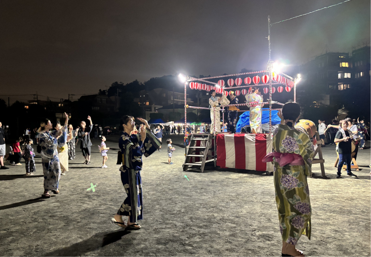 盆踊り楽しむ参加者ら