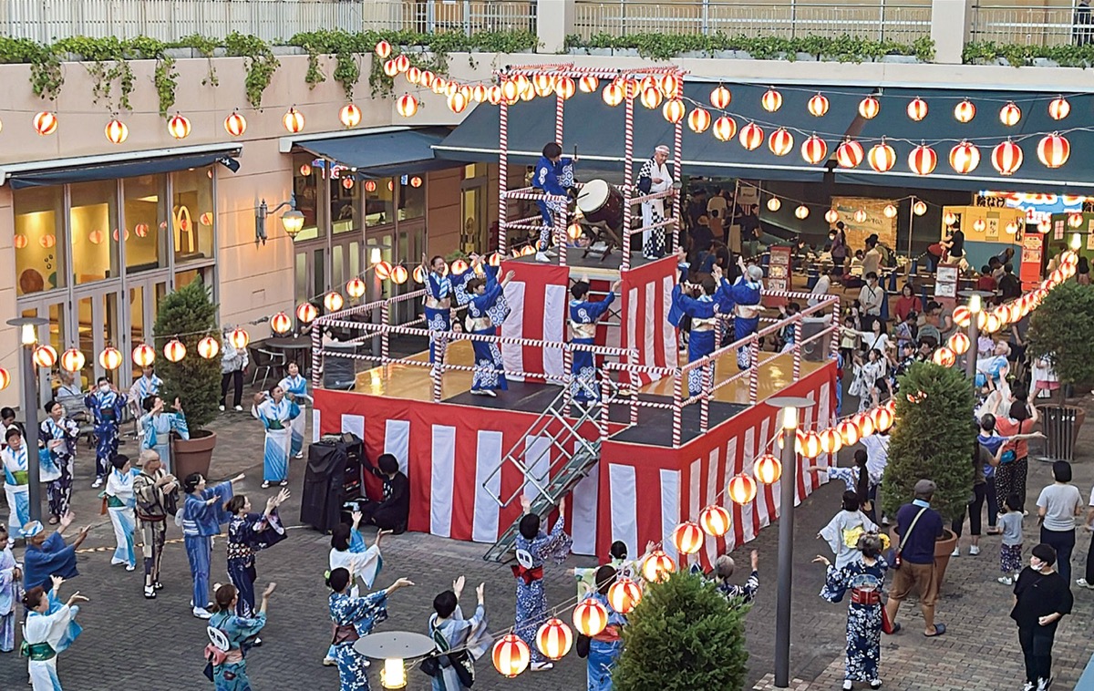 トレッサ夏祭りで踊る会員ら(同)