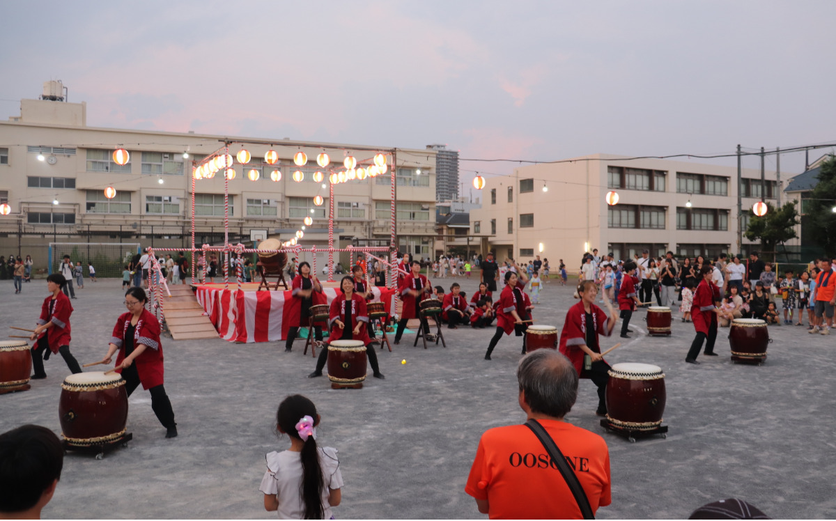 演奏を披露する大曽根夢太鼓どどん鼓