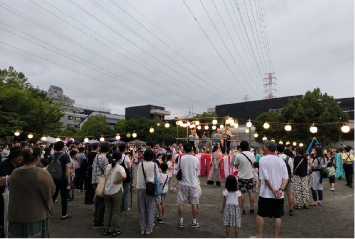 盆踊りを観賞する来場者ら
