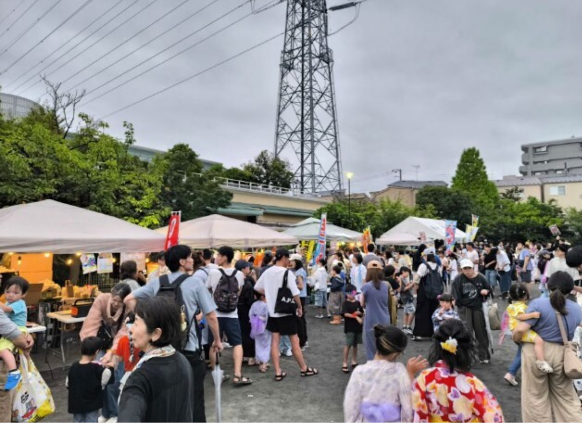 模擬店にも多くの人出