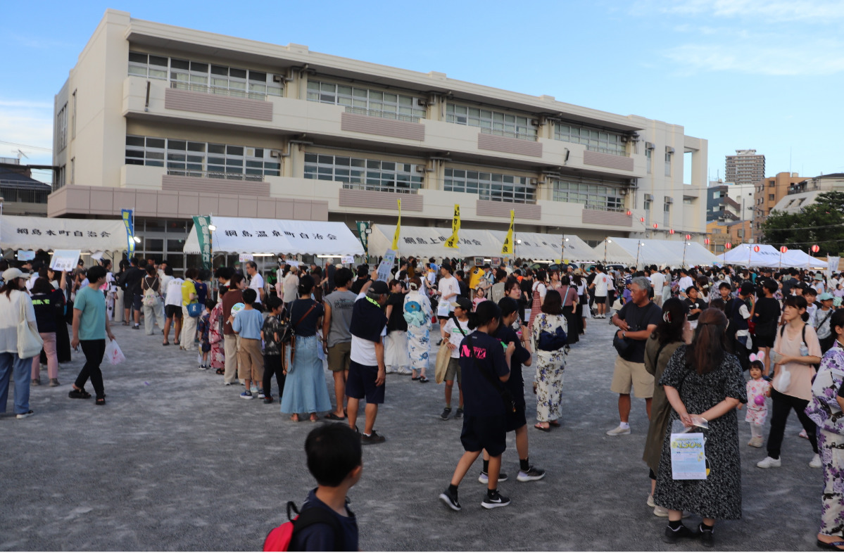 ブースには長い行列