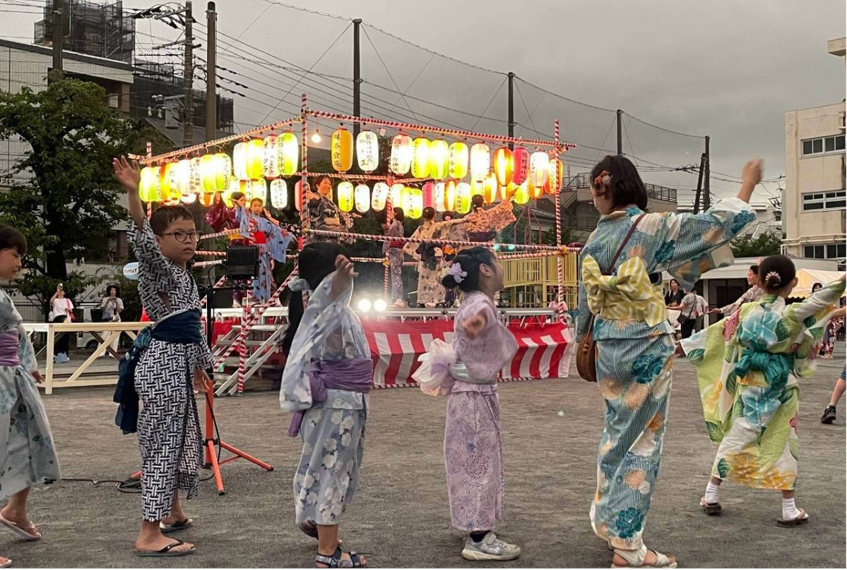振付をマスターした児童ら