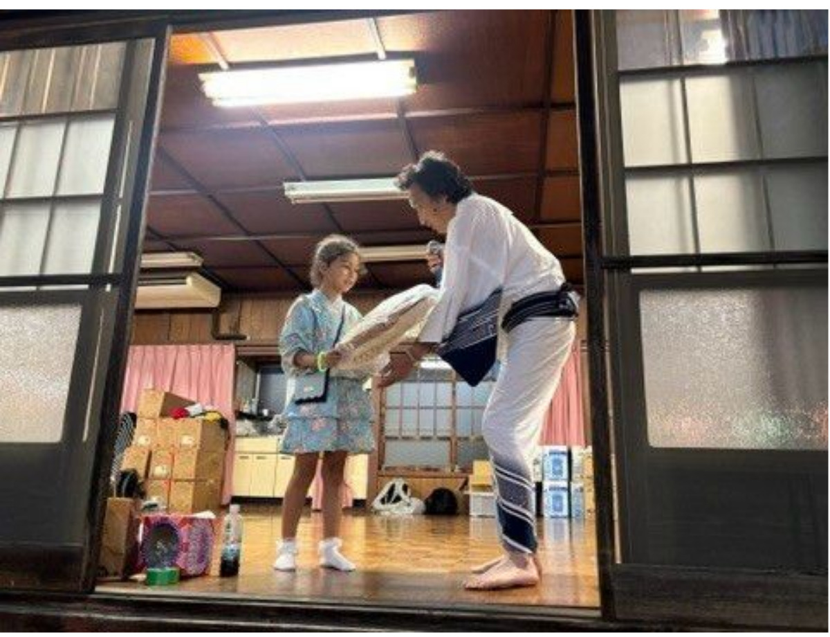 賞品を渡す?田会長(右)