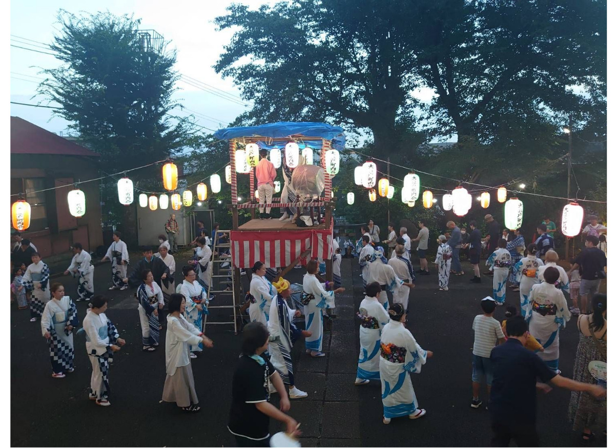 輪になって踊る女性部メンバーら