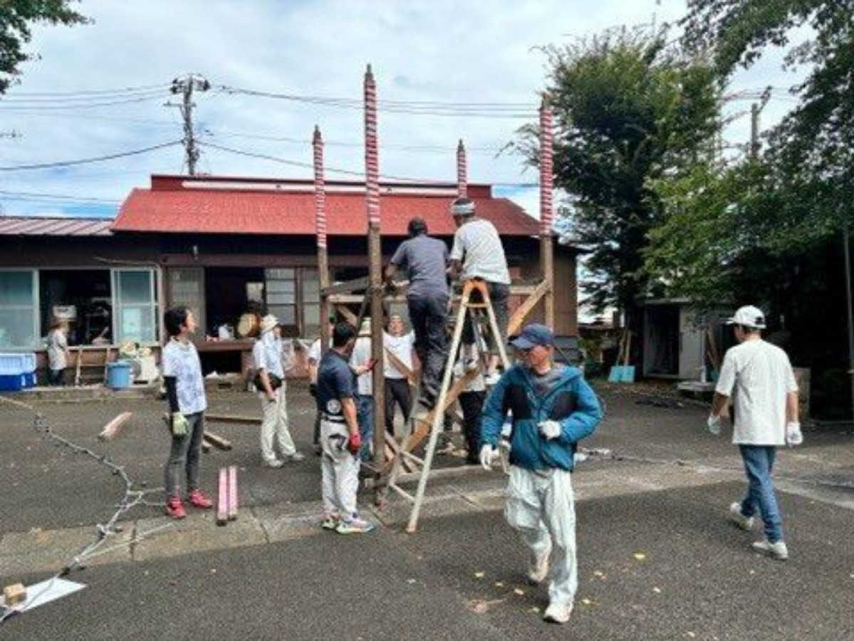 やぐらを組む関係者ら