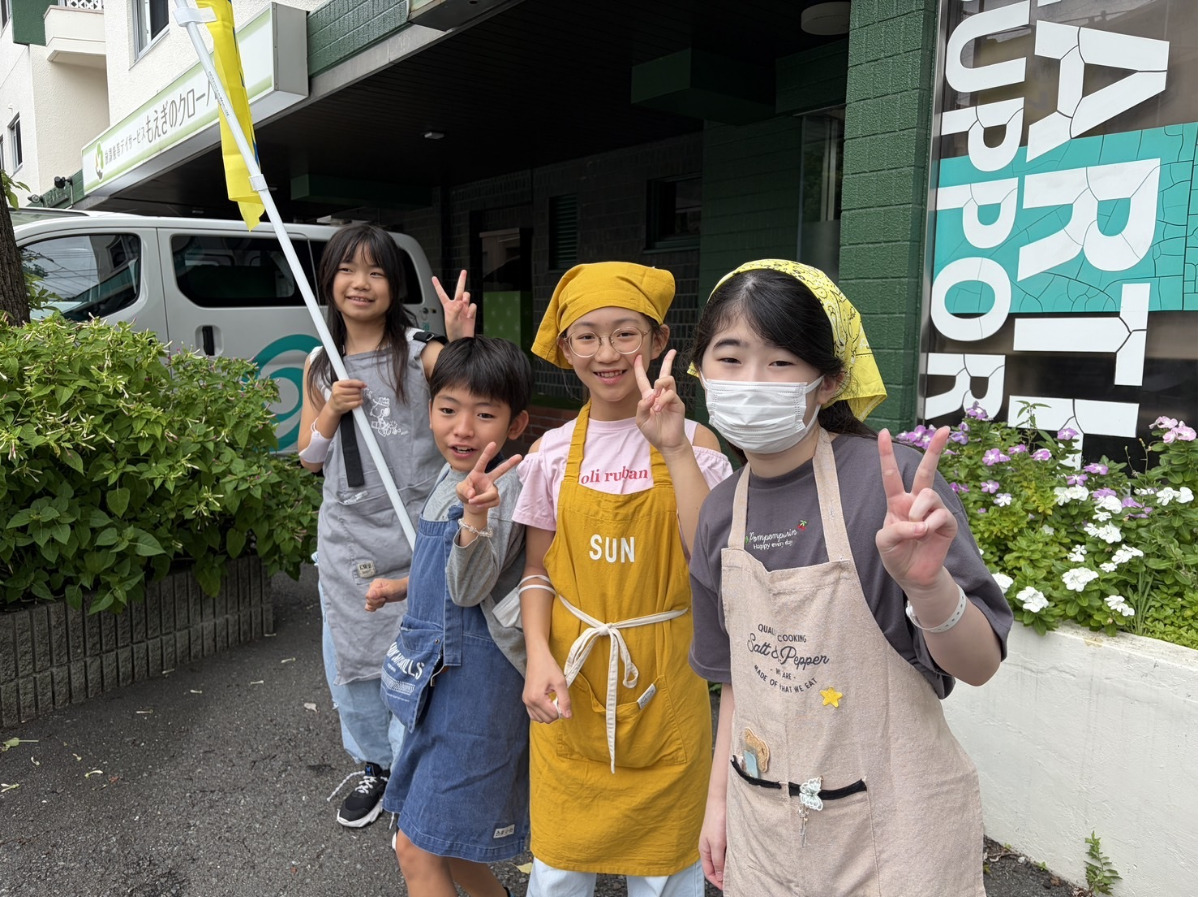 大通りで参加を呼び掛ける子どもたち（同）