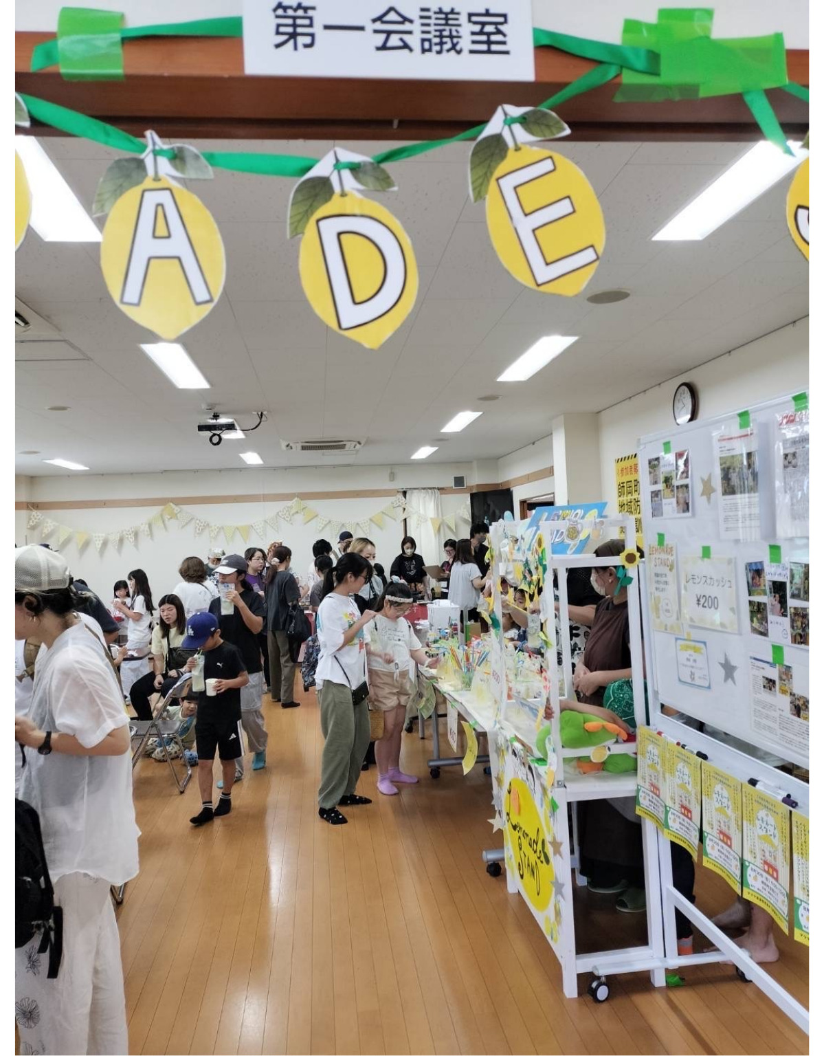 来場者でいっぱいになる会場（同）