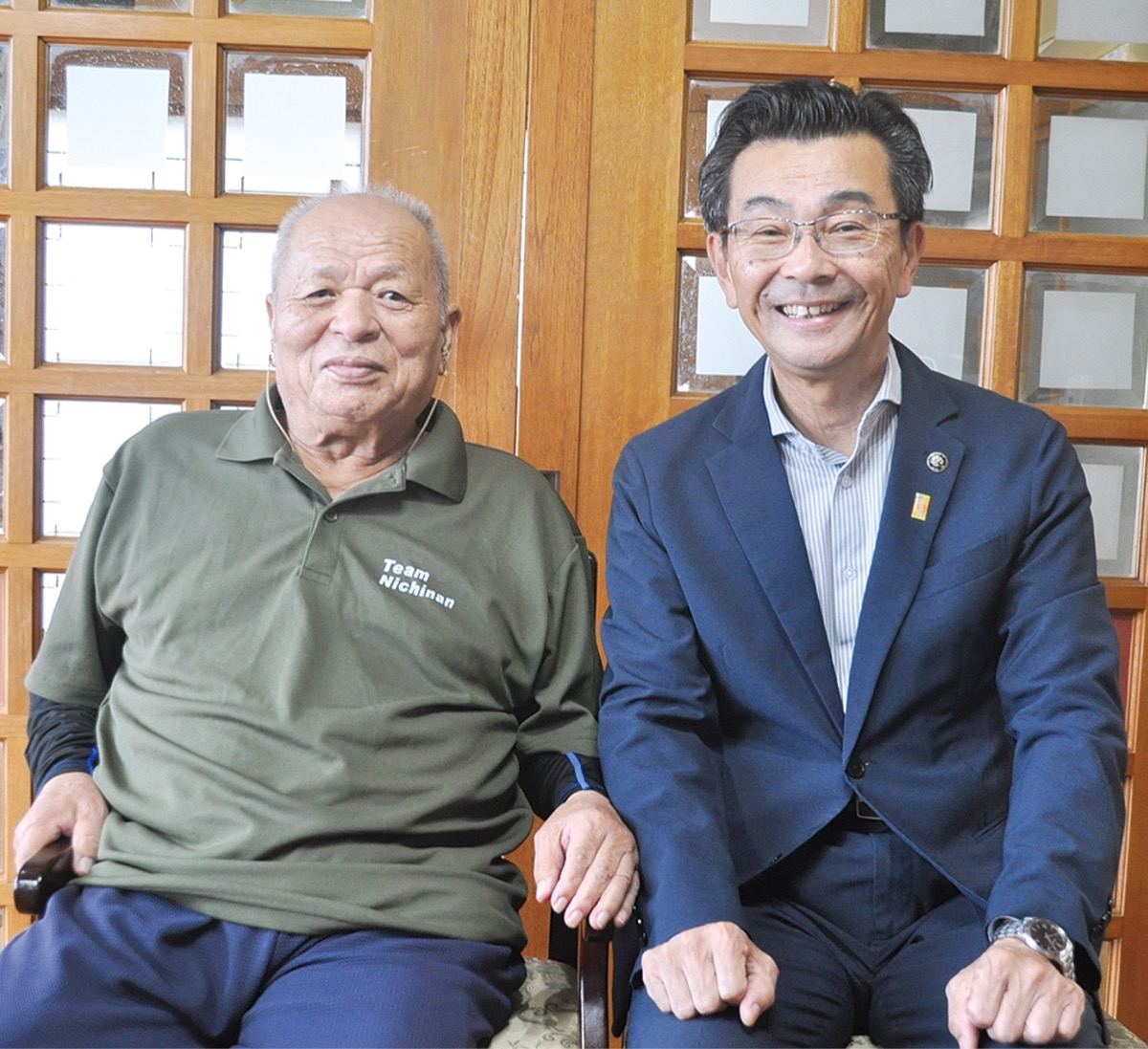 望月文夫さん(左)と高橋市長