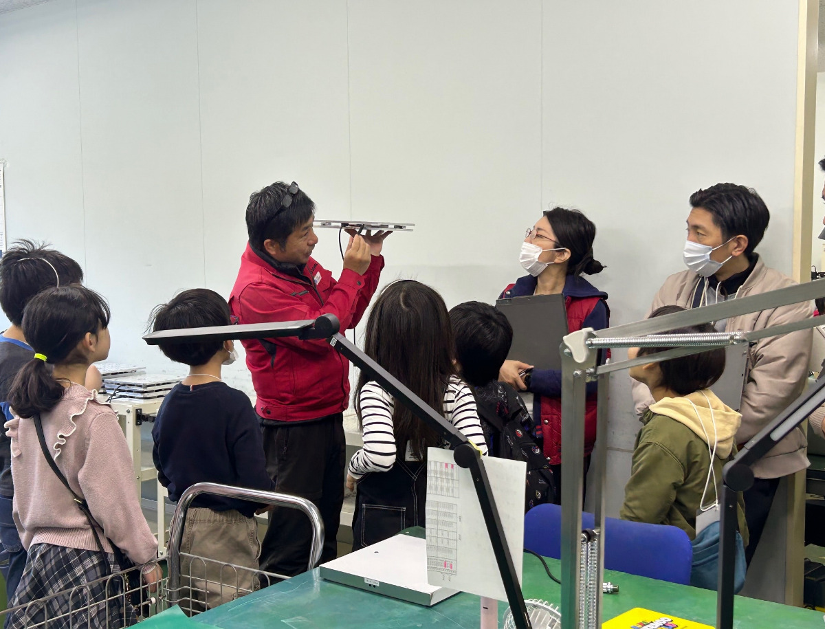 職人の話を聞く参加者ら（同）