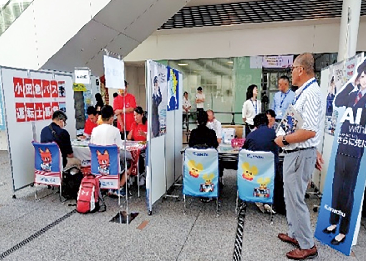 会社説明会の各社ブース(同)