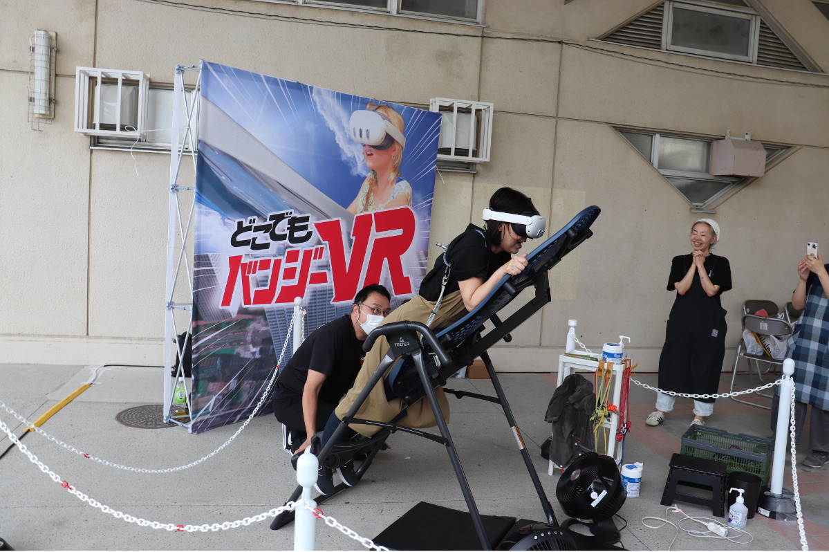 VRバンジージャンプに興じる参加者