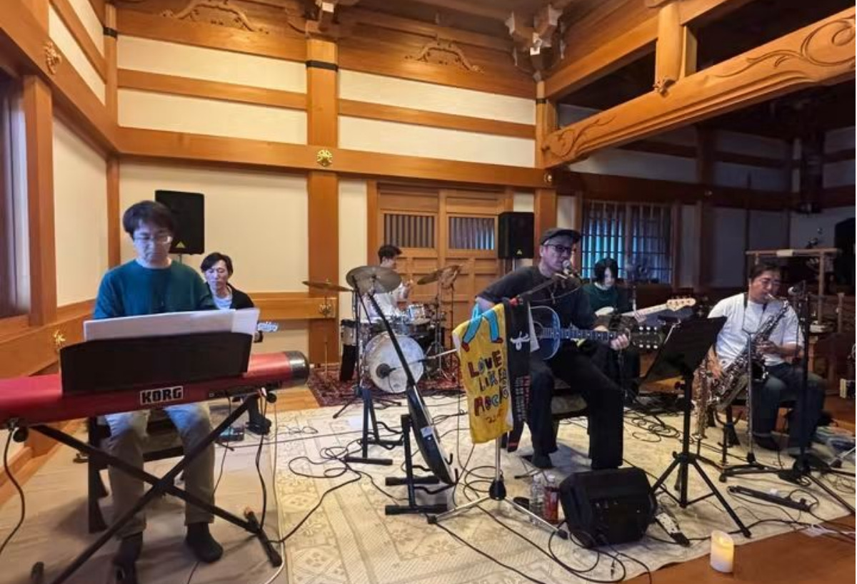 souichiさんらによる演奏=同寺提供