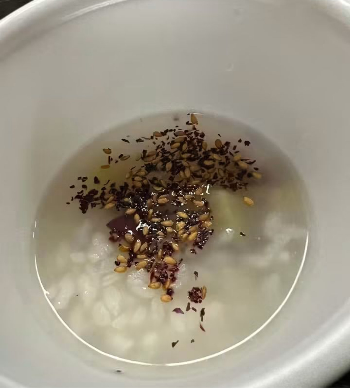 振舞われた粥=同寺提供