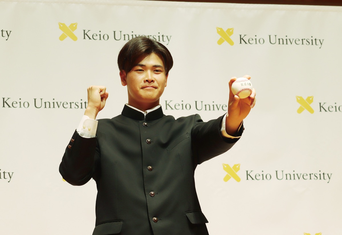 ポーズを取る渡辺投手