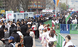 多くの新成人でにぎわう横浜アリーナ周辺（写真は昨年の様子）
