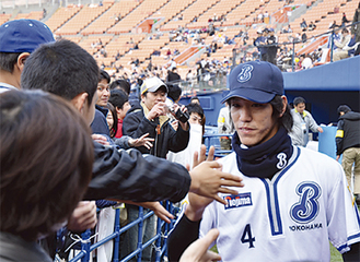 地元横浜出身の荒波選手と触れ合うファン