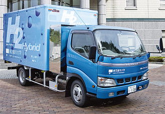 「はまっ子どうしThe Water」を配送する水素ハイブリッドトラック。日野自動車製「デュトロ」がベースとなっている
