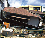 阪神大震災では、比較的新しい家も1階が倒壊