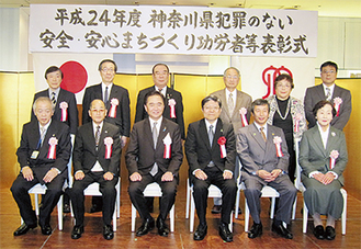 壇上に立つ岩嶋会長（後列左から３番目）