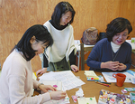 笑顔で指導する講師の清原さん（写真中央）