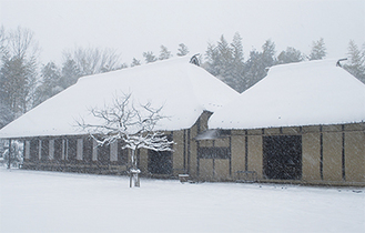 雪で覆われた旧長沢家（2月8日撮影）